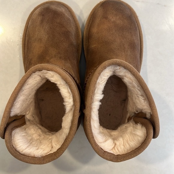 COPY - Ugg Jona boots, size 8 little kid. - Picture 5 of 6
